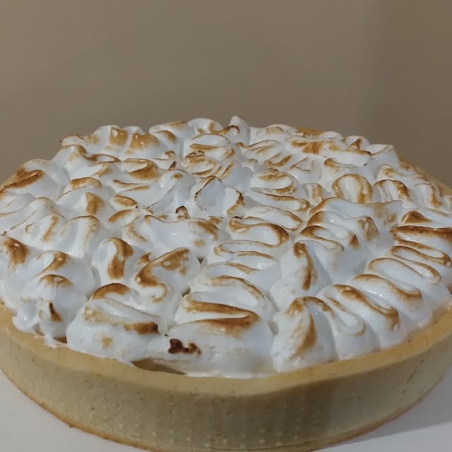 Lemon pie cubierto de merengue italiano dorado a fuego