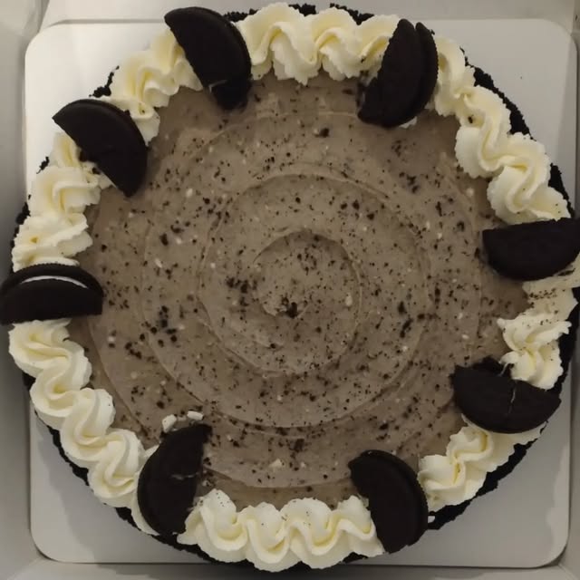 Tarta Oreo con borde de crema chantilly y galletitas