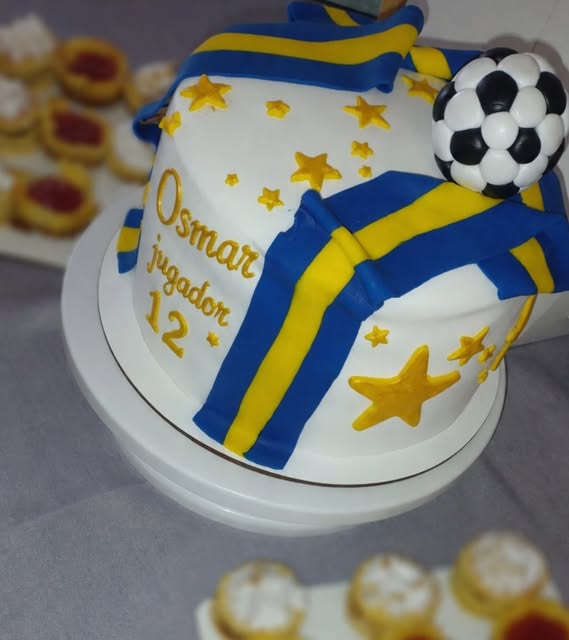 Torta temática de fútbol con camiseta, pelota y estrellas